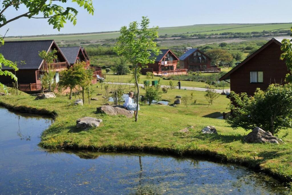 Skylark Sleeps 8 Private Hot Tub & Dogs Welcome Nr Padstow, Resort Pool Bar & Watersports St Columb Major Exterior foto