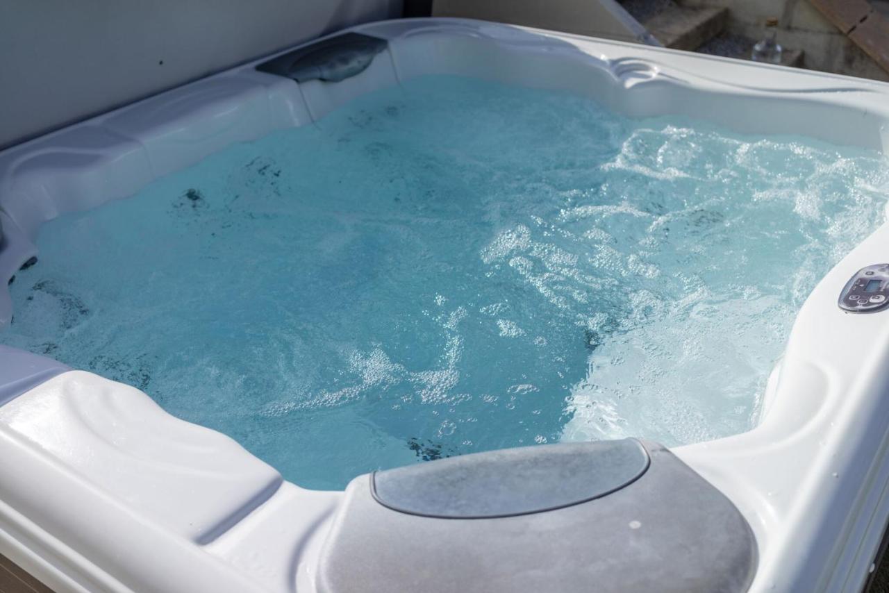 Skylark Sleeps 8 Private Hot Tub & Dogs Welcome Nr Padstow, Resort Pool Bar & Watersports St Columb Major Exterior foto